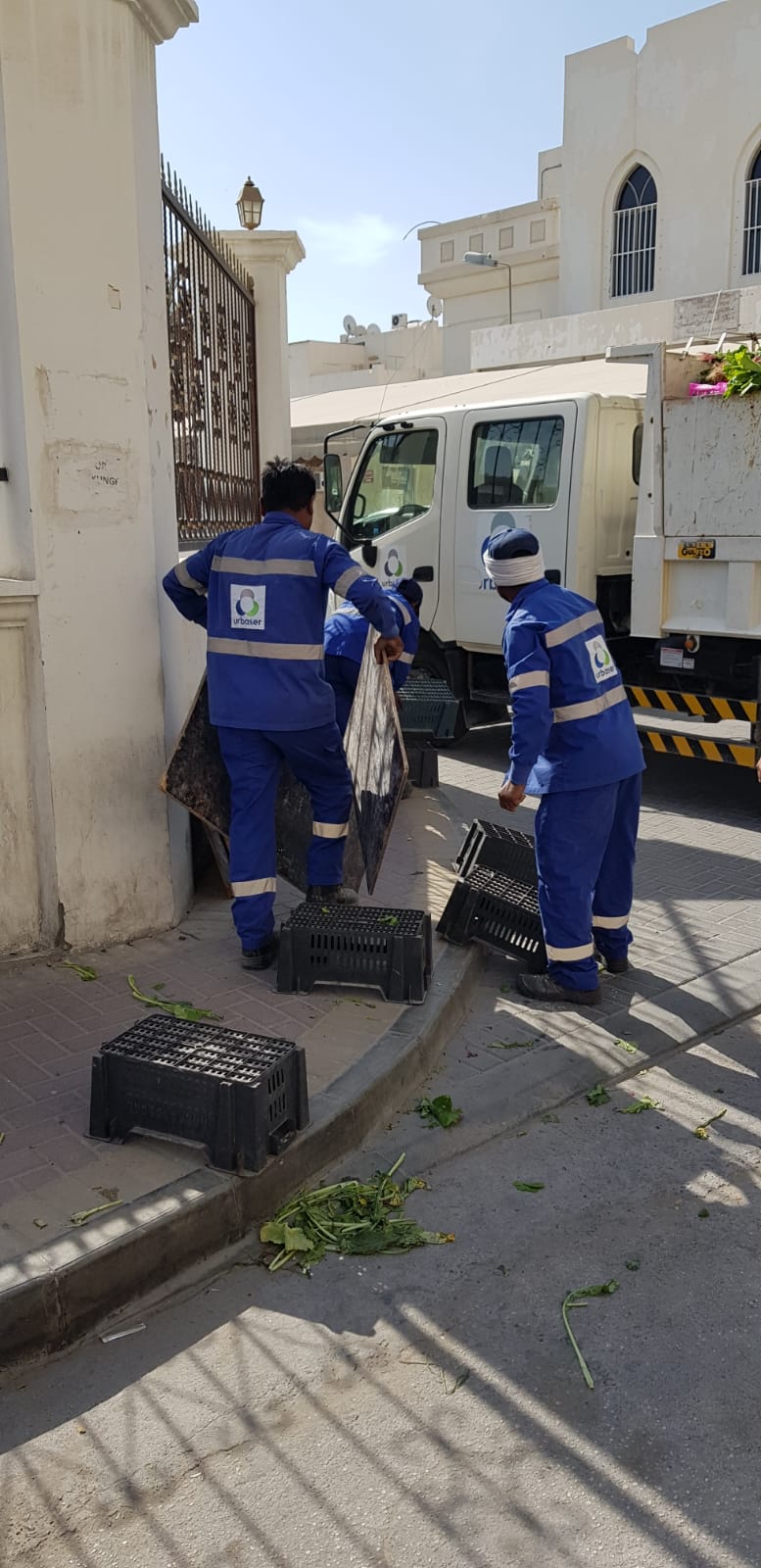 بلدية "الجنوبية" تقوم بحملة واسعة على الباعة الجائلين في مجمع 907 بالرفاع