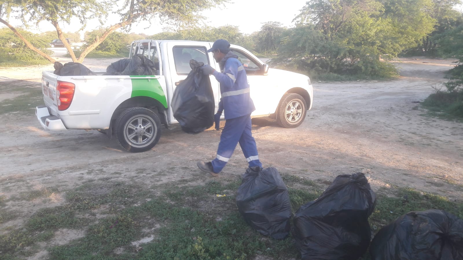 بلدية "الجنوبية" بالتعاون مع المحافظة تنظم حملة شاملة للنظافة في البر