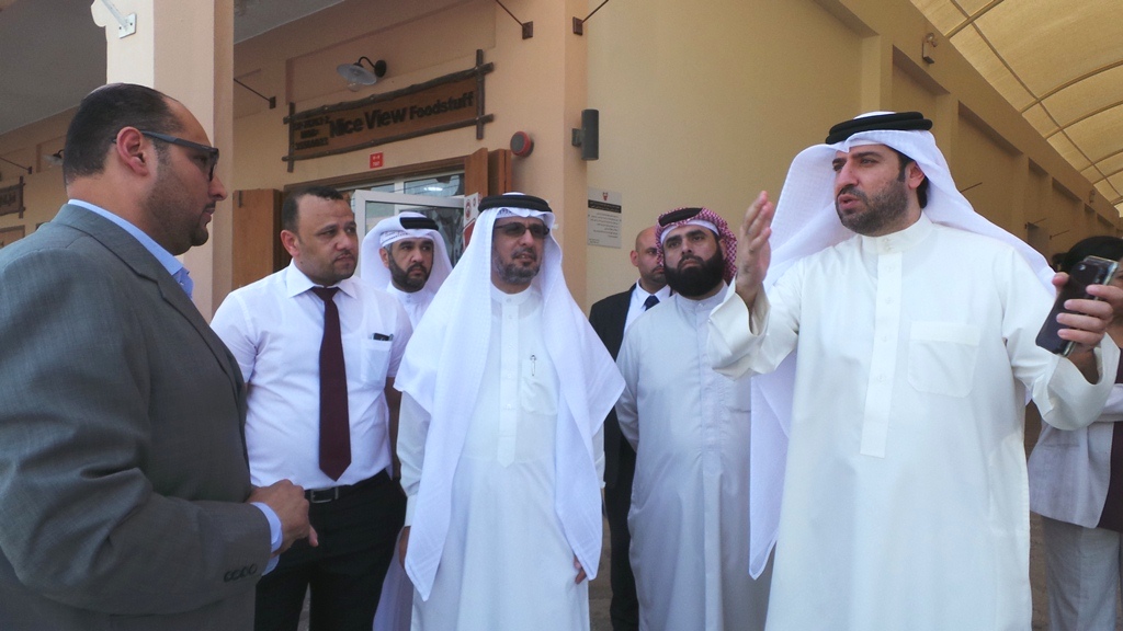 استمع إلى ملاحظات واحتياجات المنتفعين بالمحلات... وكيل "البلديات" يقوم بزيارة تفقدية للسوق الشعبي بمدينة عيسى
