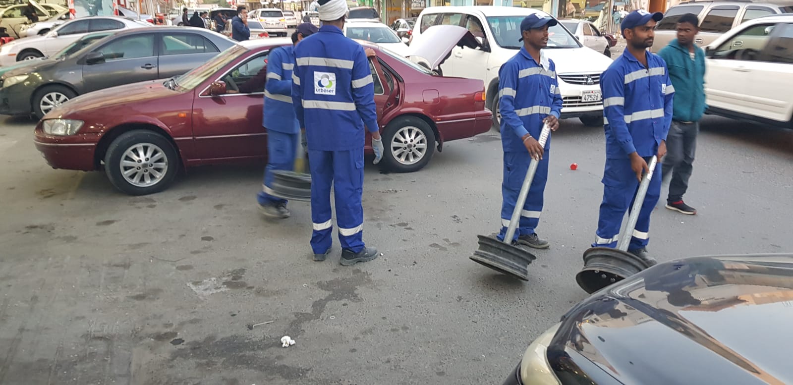 بلدية "الجنوبية" تزيل مخالفات إشغال الطريق في سوق الرفاع