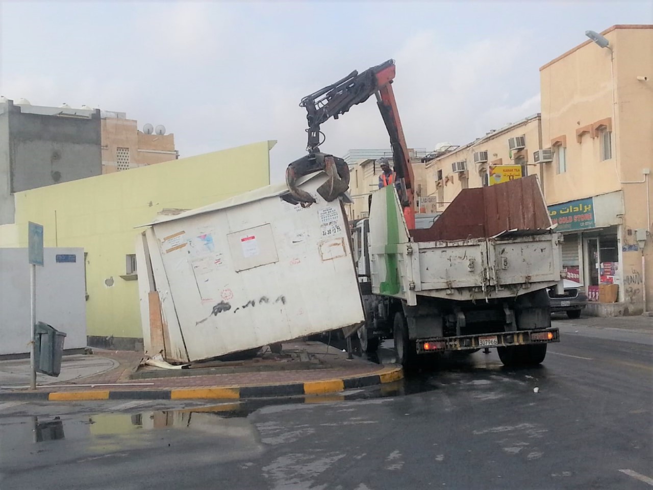 بلدية "الجنوبية" تزيل عدد من الكبائن والأكشاك المخالفة