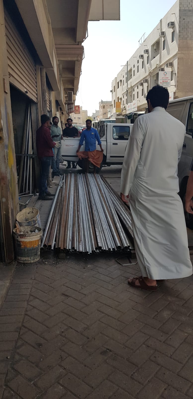 بلدية "الجنوبية" تزيل مخالفات إشغال المحلات للطريق في الحجيات