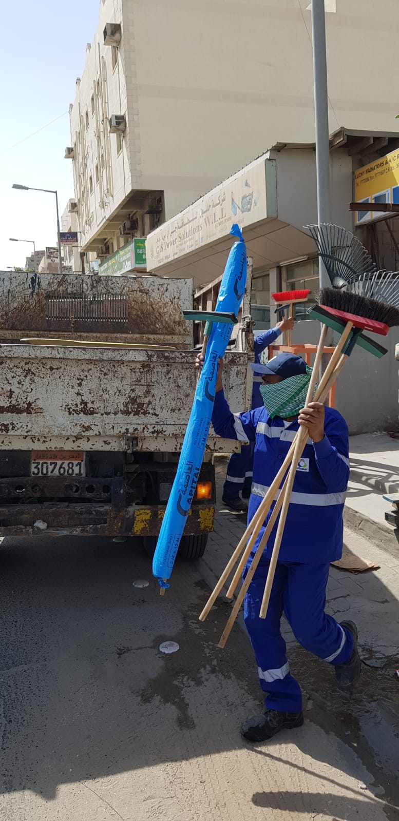 بلدية "الجنوبية" تزيل مخالفات إشغال المحلات للطريق في الحجيات