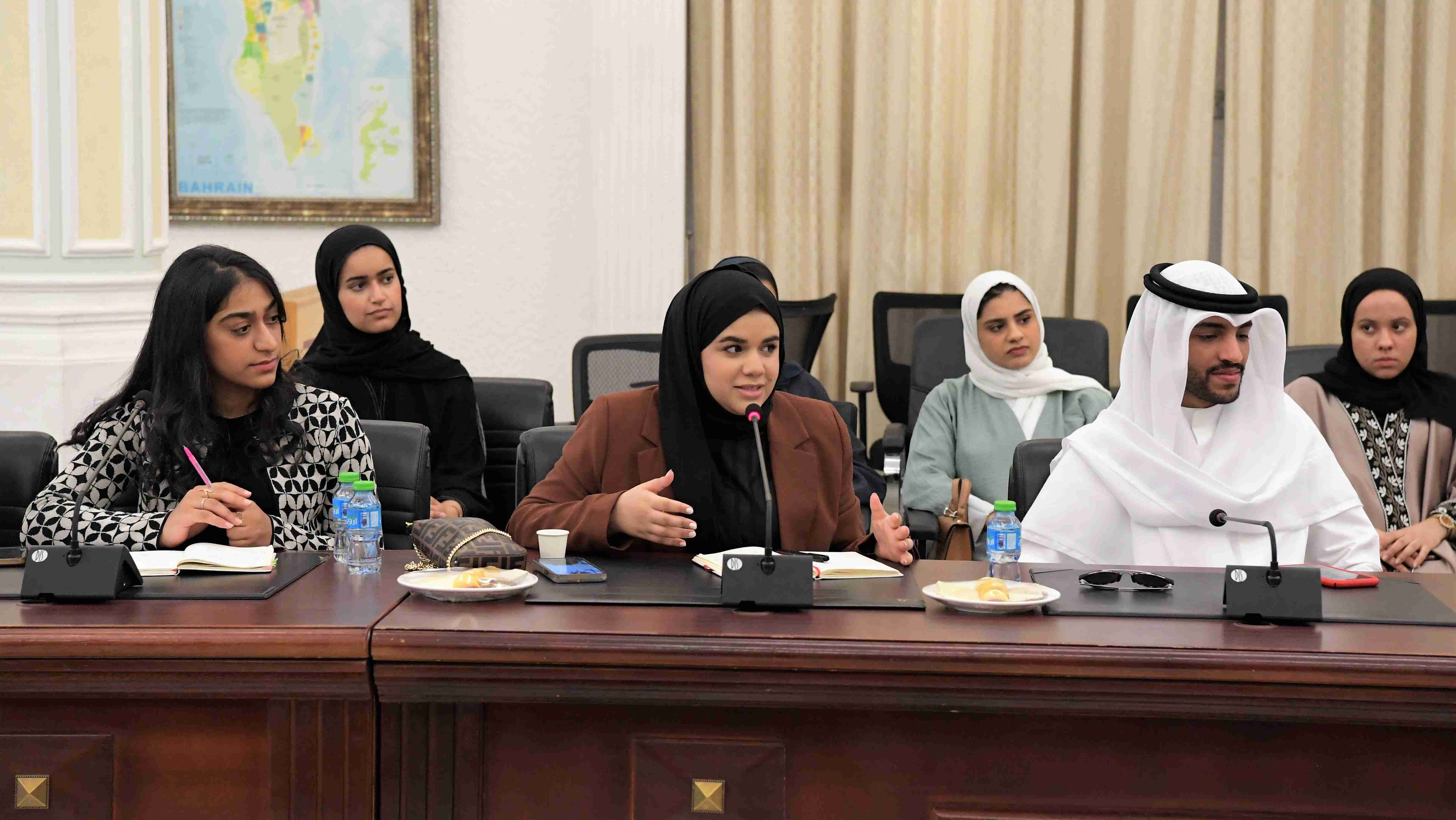 خلال لقائه بالمشاركين في برنامج (هايبو يوث) الوزير المبارك: مبادرات حكومية متكاملة لدعم وتمكين الشباب البحريني