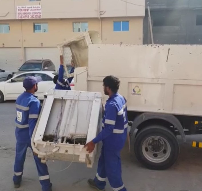 بلدية "الجنوبية" تنظم حملة على الإعلانات والملصقات المخالفة في سوق الرفاع