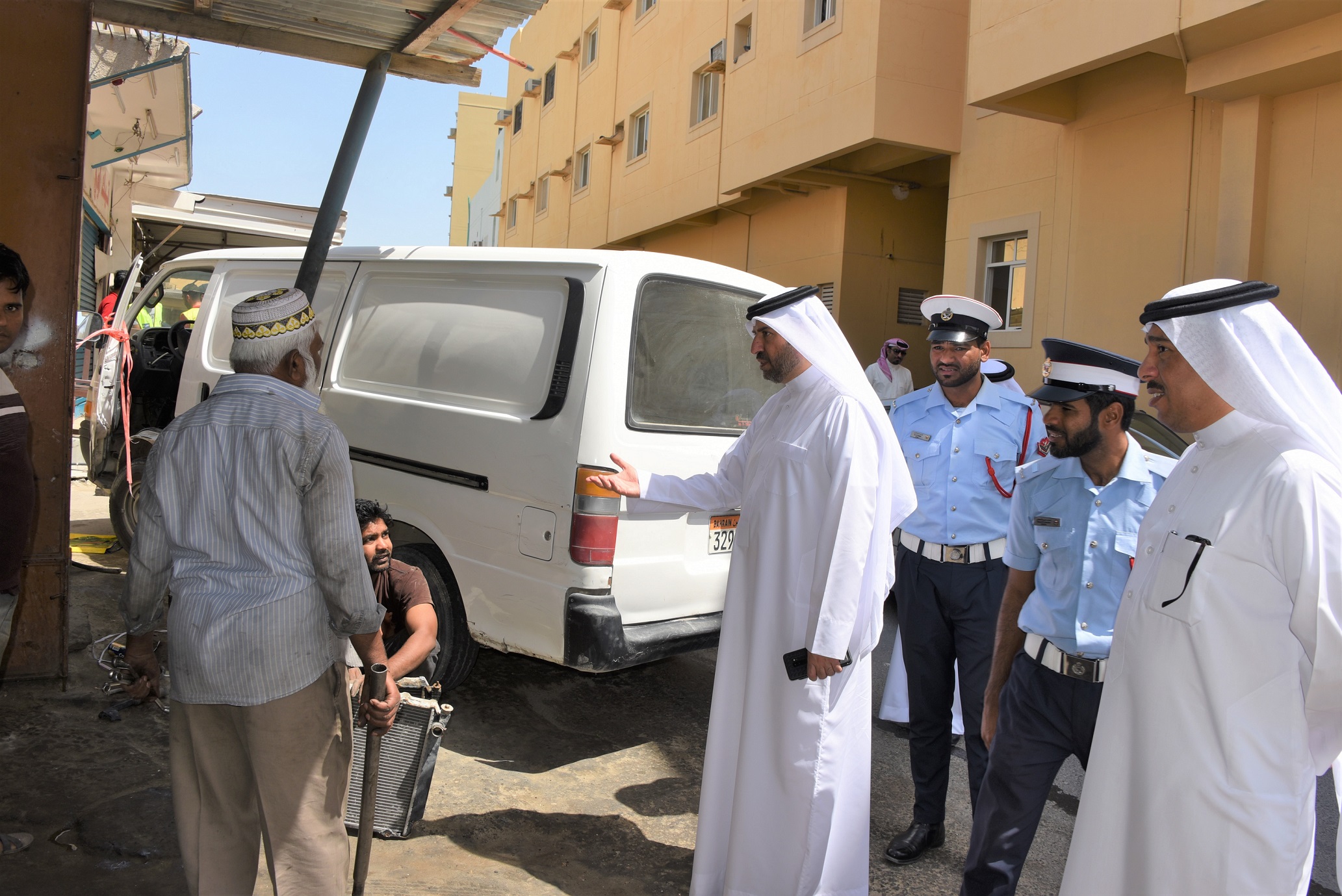 بلدية "الجنوبية" تقوم بحملة واسعة على المخالفات في سوق الرفاع