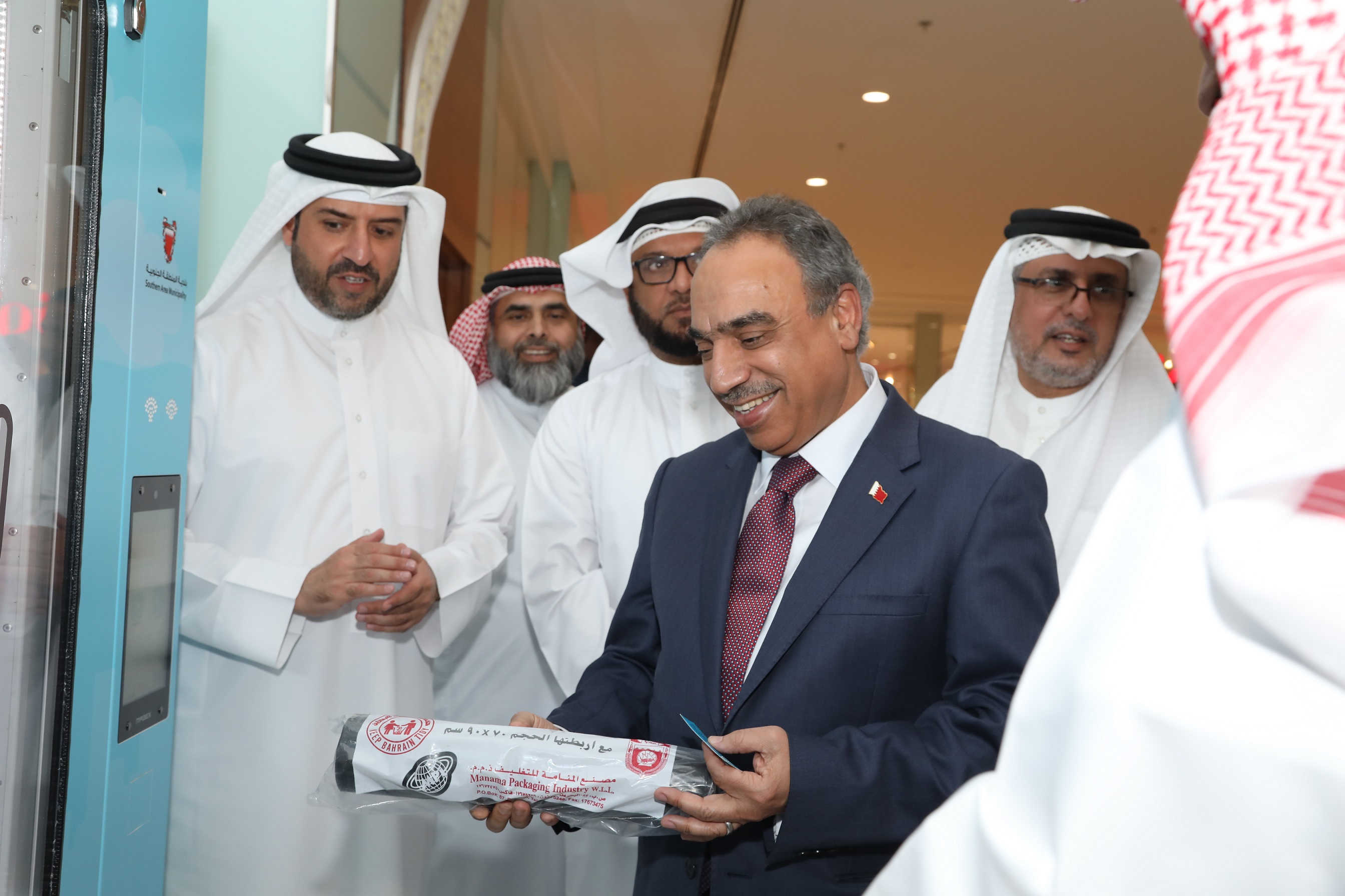 خلف يدشن أجهزة صرف أكياس القمامة المتطورة في "الجنوبية"