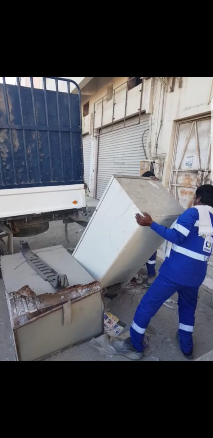 بلدية "الجنوبية" تزيل إشغالات الطريق في النويدرات مجمع 646