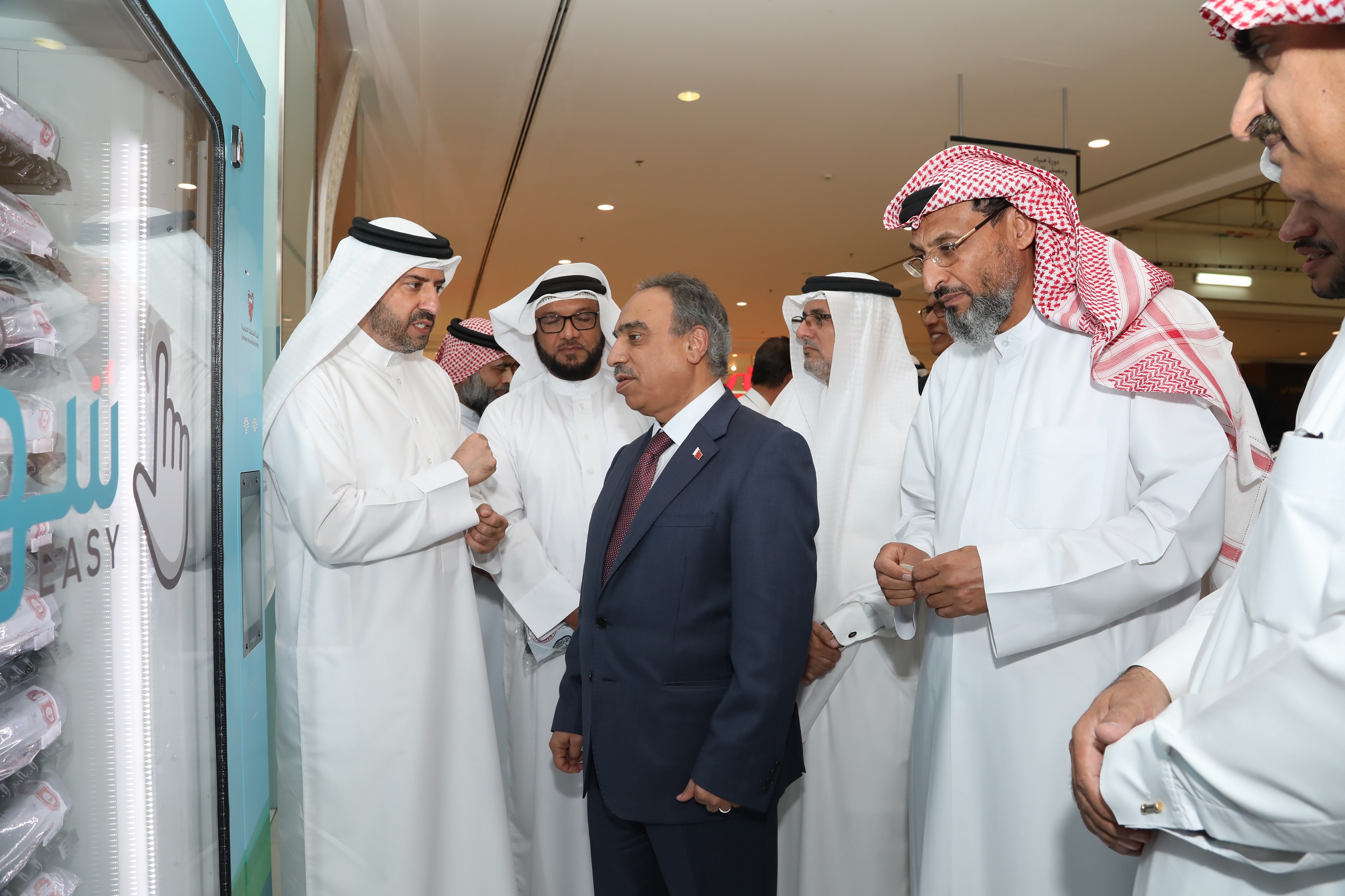 خلف يدشن أجهزة صرف أكياس القمامة المتطورة في "الجنوبية"