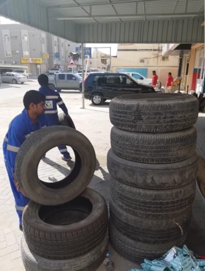 بلدية "الجنوبية" تزيل مخالفات إشغال الطرق في مجمع 939 بالرفاع