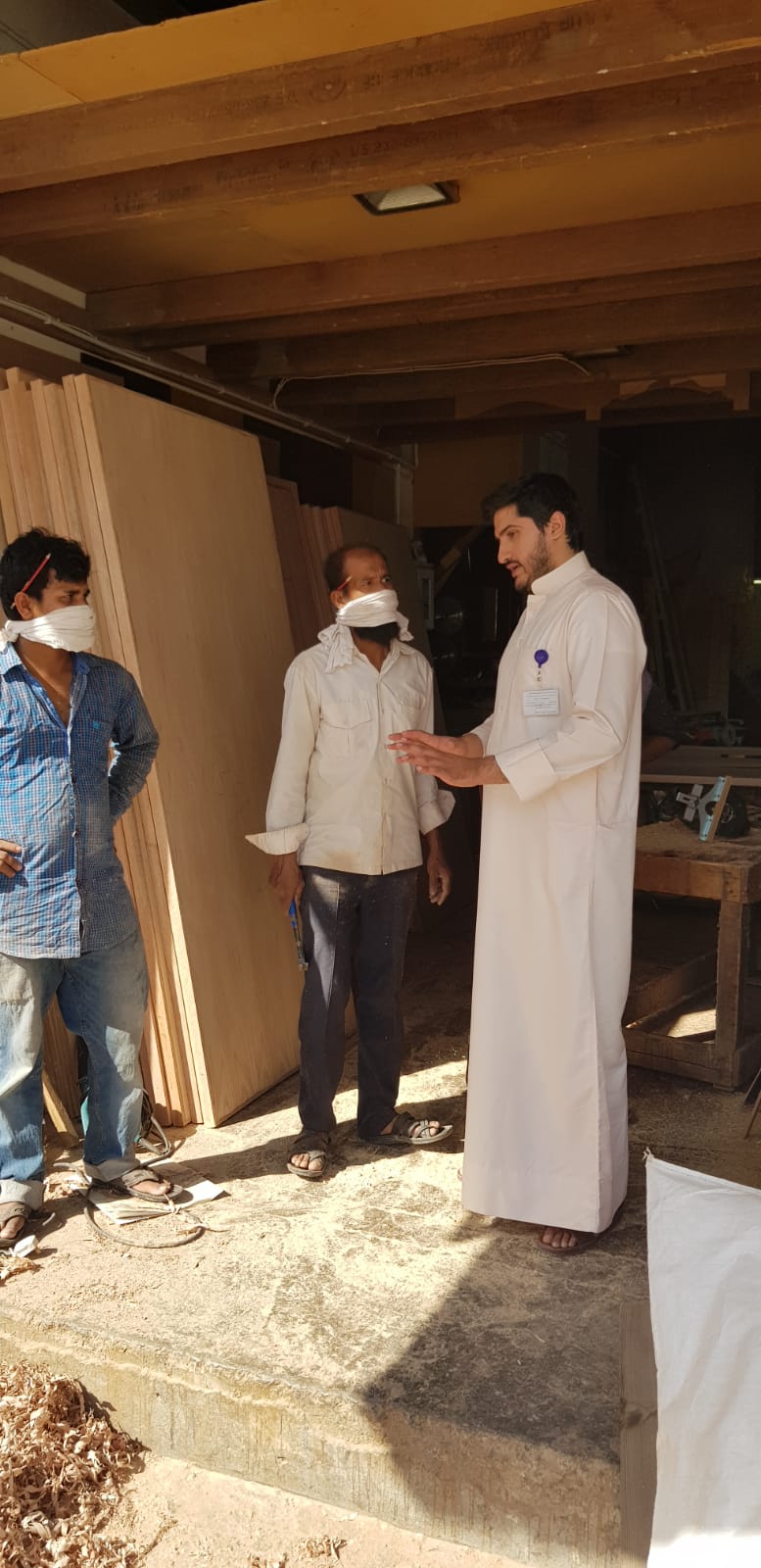 بلدية "الجنوبية" تزيل مخالفات إشغال الطرق في مجمع 939 بالرفاع