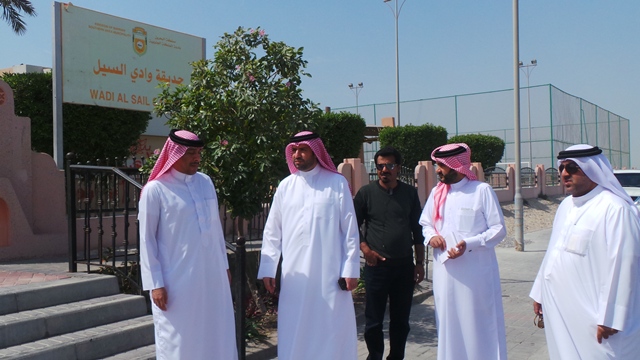 مدير عام البلدية الجنوبية والبلدي عبداللطيف سلمان يقومان بجولة تفقدية للاطلاع على احتياجات الدائرة السابعة