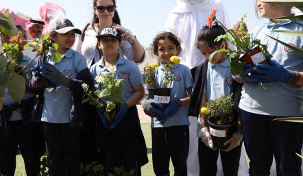 بلدية "الجنوبية" تزرع 250 شتلة و20 فسيلة في ممشى الاستقلال