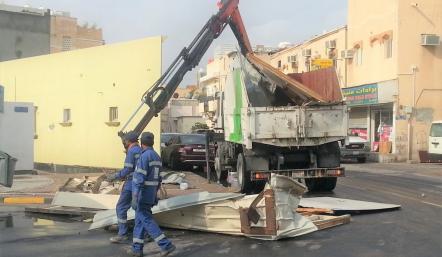 بلدية "الجنوبية" تزيل عدد من الكبائن والأكشاك المخالفة