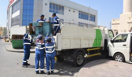 بلدية "الجنوبية" تقوم بحملة واسعة على المخالفات في سوق الرفاع