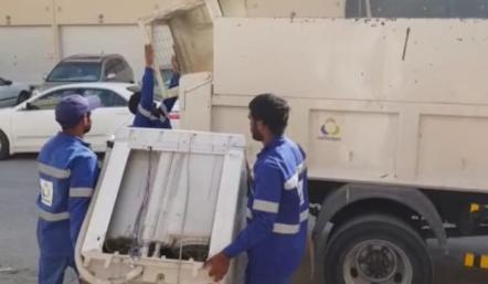 بلدية "الجنوبية" تزيل مخالفات إشغال الطرق في مجمع 939 بالرفاع