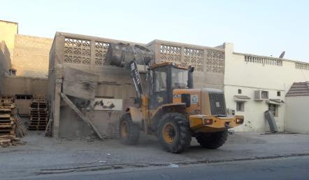 بلدية "الجنوبية" تهدم 6 بيوت آيلة للسقوط بمدينة عيسى والرفاع