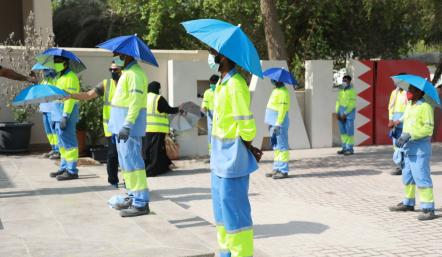 البلدية الجنوبية بالتعاون مع المجلس البلدي والمبادرات التطوعية توزع المرحلة الأولى من مظلات الحماية من الشمس على عمالها