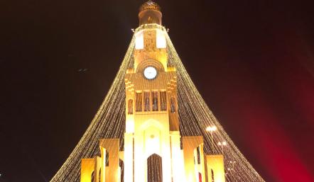 بلدية "الجنوبية" تضيء شوارعها بالزينة بالتزامن مع سباق الفورمولا1