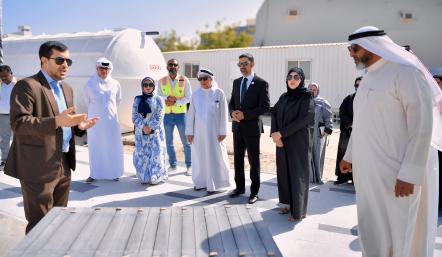 أكد سعادة المهندس وائل بن ناصر المبارك وزير شؤون البلديات والزراعة إنجاز 60% من أعمال تطوير ممشى مجمع 1209 في مدينة حمد، والذي يمتد على مساحة 11,608 متر مربع وبطولٍ يتجاوز 920 متراً، ويضم ممشى ومسطحات خضراء إلى جانب أجهزة لممارسة التمارين الرياضية واستراحات وأشجار مظللة، مشيراً إلى أن العمل مستمر للانتهاء من أعمال التطوير بالمشروع حسب الخطة الزمنية الموضوعة.   جاء ذلك خلال الجولة التفقدية التي قام بها سعادته للاطلاع على أعمال تطوير ممشى 1209 في منطقة مدينة حمد، يرافقه سعادة المهندس الشيخ محمد بن أحمد آل خلي