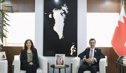 وزير شؤون البلديات والزراعة يستقبل السفيرة المصرية