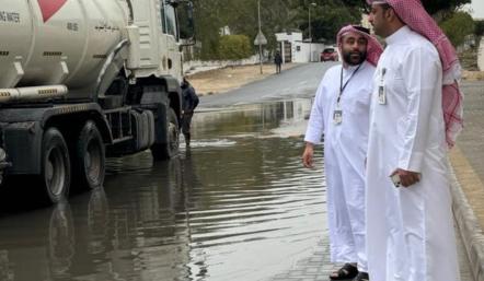 مدير عام بلدية المنطقة الجنوبية يتابع العمل على إزالة تجمعات مياه الأمطار في المحافظة الجنوبية