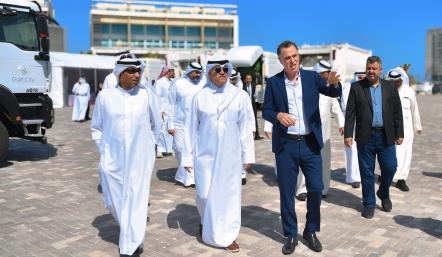 وكيل الوزارة لشؤون البلديات يدشن الأسطول الجديد لآليات النظافة في محافظتي العاصمة والمحرق