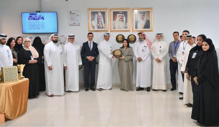 وزارة شؤون البلديات والزراعة تتسلم الدرع الذهبي بمناسبة حصول بلديتي الشمالية والجنوبية على تصنيف الفئة الذهبية ضمن "تقييم 5"