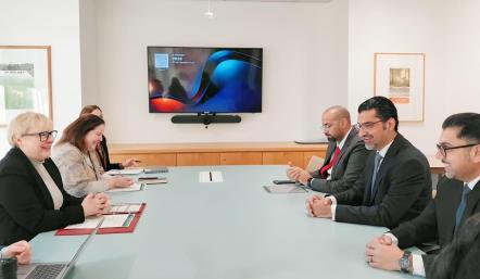 وزير شؤون البلديات والزراعة يلتقي بوزيرة الدولة للأمن الغذائي والشؤون الريفية في المملكة المتحدة 