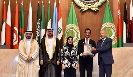 خلال حفل جائزة التميز الحكومي العربي 2025.. وزير شؤون البلديات والزراعة يتسلم جائزة التميز الحكومي العربي في فئة التكريم الخاص عن مشروع (البرنامج الوطني لتمكين المجتمعات من خلال التدريب الزراعي)
