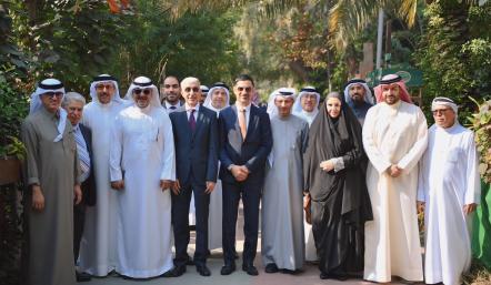 وزير شؤون البلديات والزراعة يقوم بزيارة ميدانية لسوق المزارعين البحرينيين بمشاركة عدد من الوزراء والمسؤولين